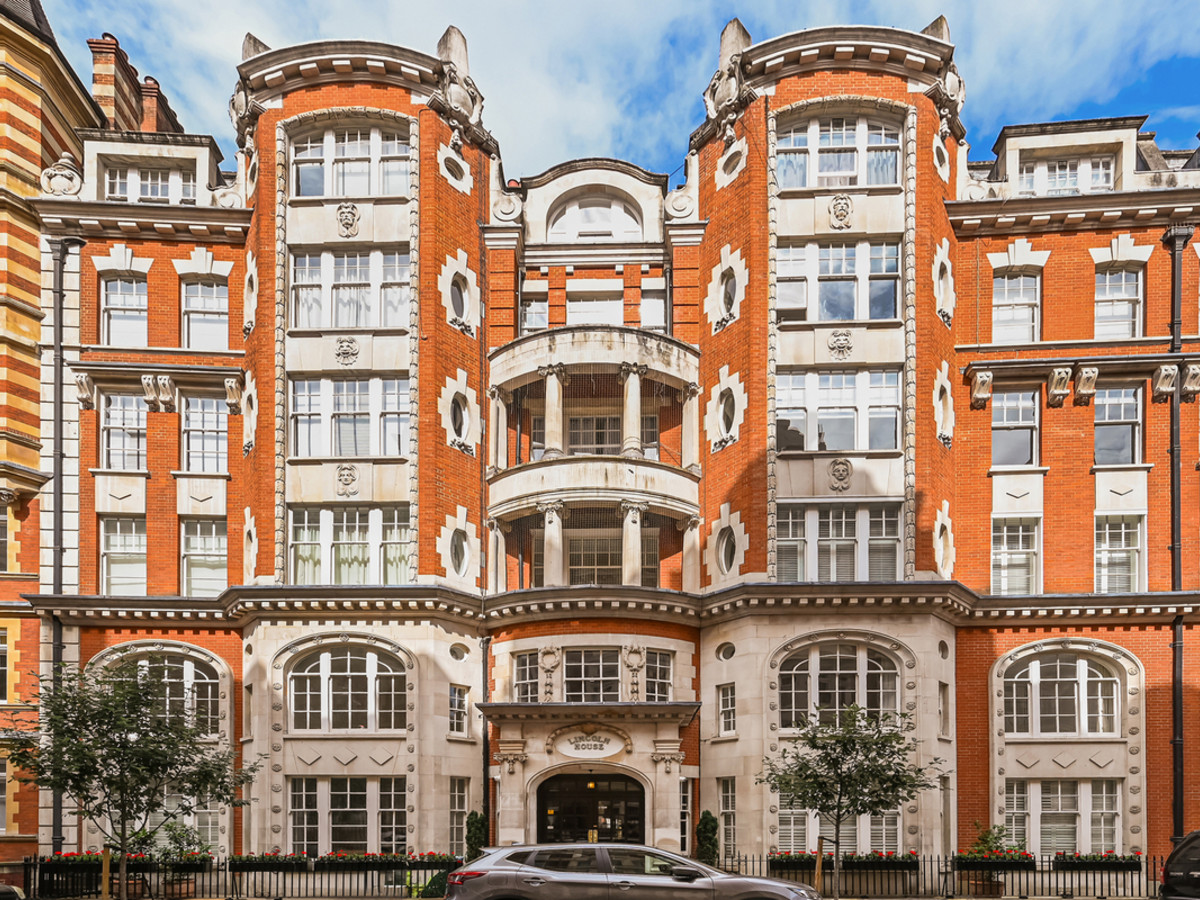 3 Bedroom Apartment for Sale in Basil Street Knightsbridge SW3