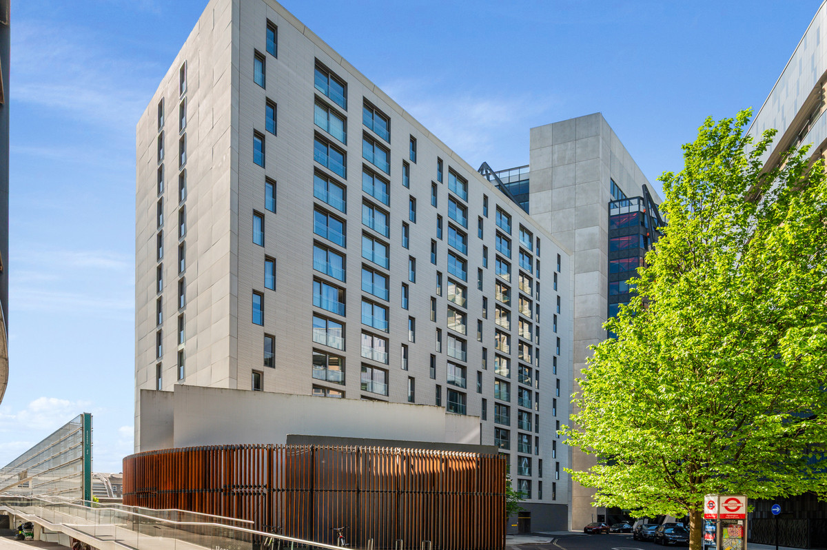 2 Bedroom Apartment for Sale in Canalside Walk Hyde Park W2