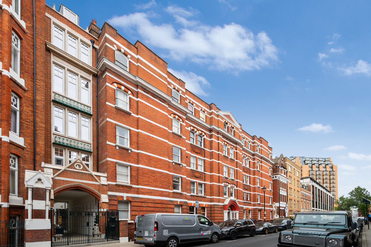 2 Bedroom Apartment for Sale in Chiltern Street  W1U