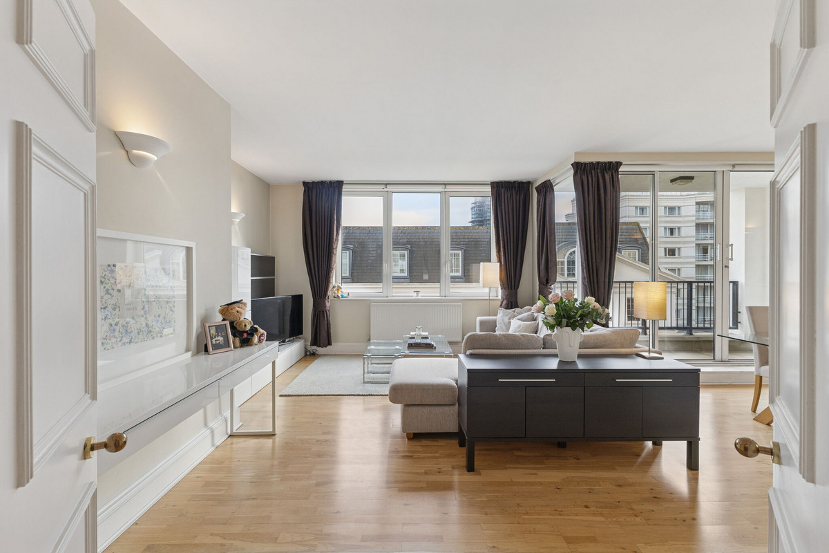 2 Bedroom Flat for Sale in Quadrangle Hyde Park SW10