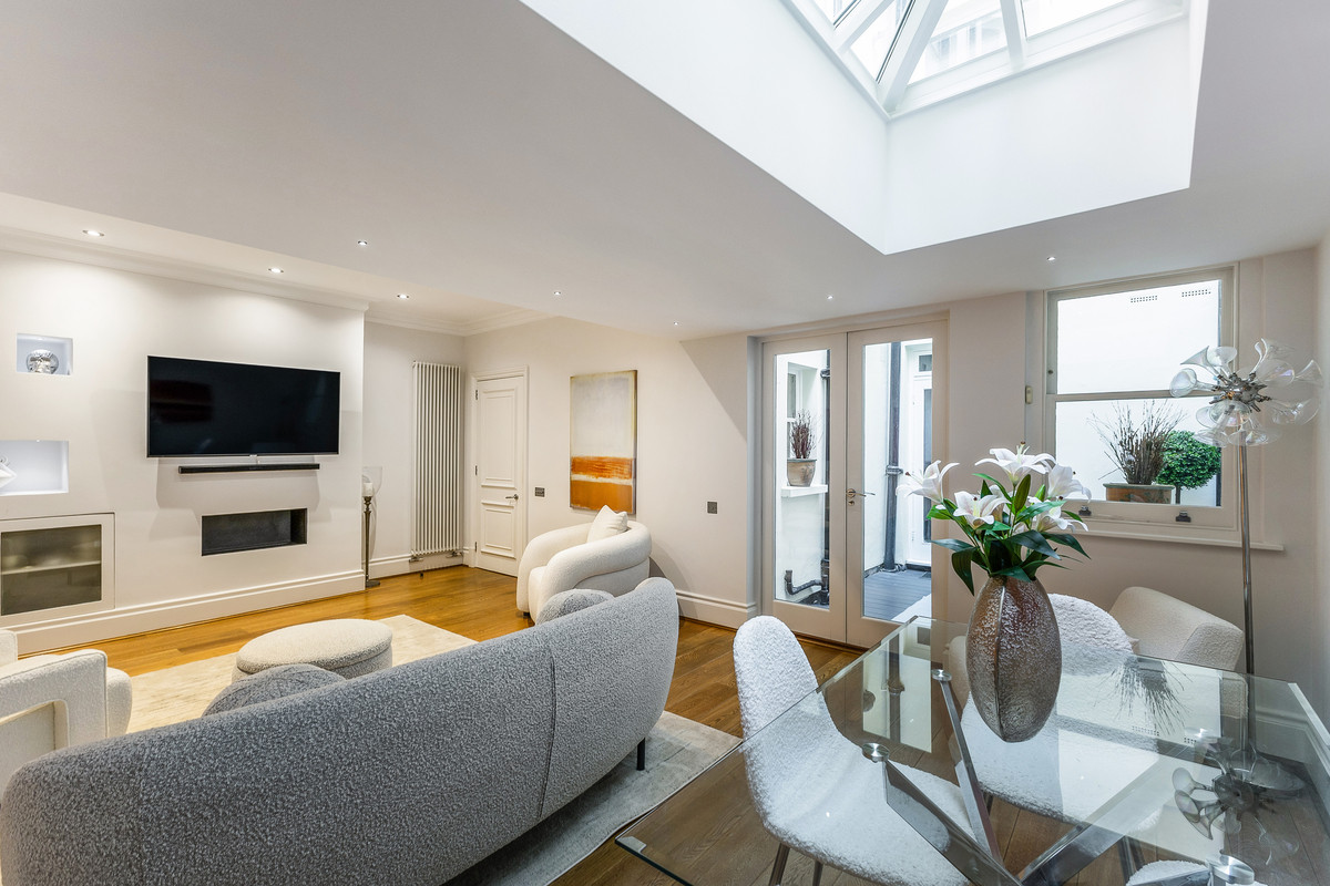 2 Bedroom Flat for Sale in Stanhope Gardens South Kensington SW7