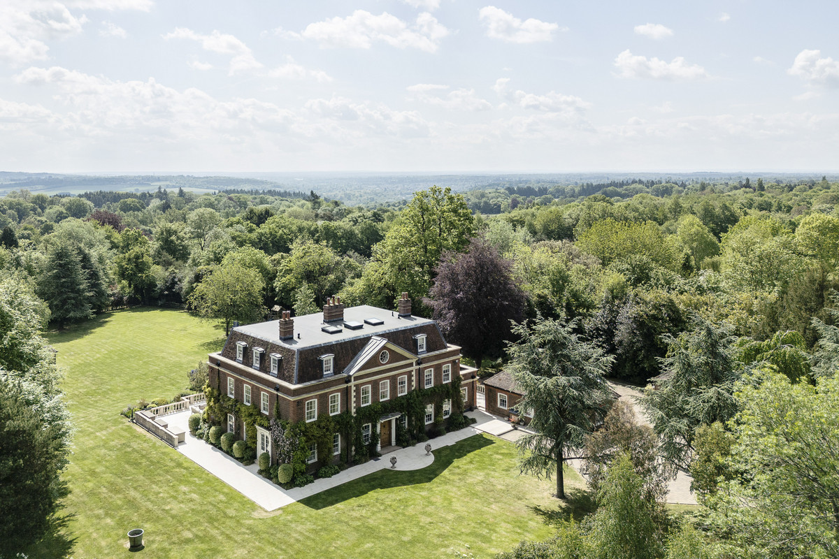 9 Bedroom Detached House for Sale in Benhams Lane Oxfordshire RG9
